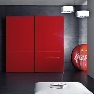 Diseño de dormitorio moderno con paredes grises y suelo de madera oscura