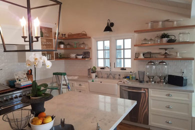 Kitchen photo in Los Angeles