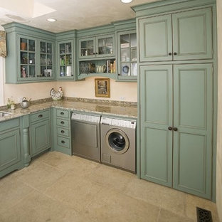 他の地域のカントリー風おしゃれな家事室 (アンダーカウンターシンク、フラットパネル扉のキャビネット、ターコイズのキャビネット、左右配置の洗濯機・乾燥機) の写真