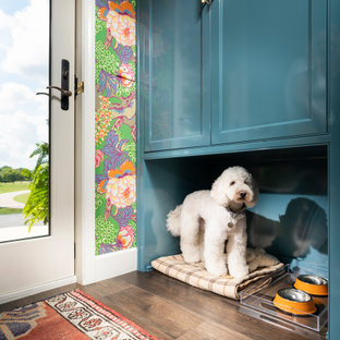 Foto di una sala lavanderia eclettica di medie dimensioni con lavello sottopiano, ante a filo, ante blu, top in quarzo composito, paraspruzzi blu, paraspruzzi con piastrelle diamantate, pareti blu, parquet scuro, lavatrice e asciugatrice affiancate, top bianco, soffitto in carta da parati e carta da parati