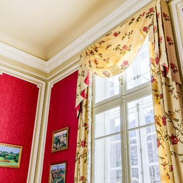 Réalisation de chaises et drappés étoffes en soie brodé de chez Colefax