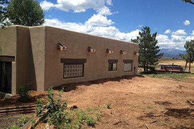 Example of a southwest home design design in Albuquerque