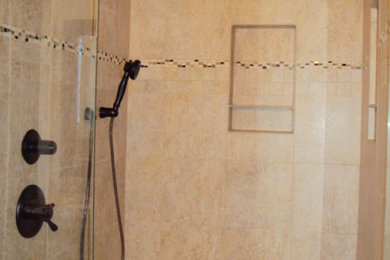 ダラスにある広いトラディショナルスタイルのおしゃれなマスターバスルーム (洗い場付きシャワー、ベージュのタイル、石タイル、ベージュの壁、開き戸のシャワー) の写真