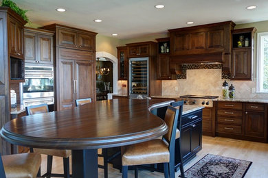 Kitchen - traditional kitchen idea in Denver