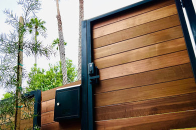 Inspiration for a contemporary landscaping in Los Angeles.