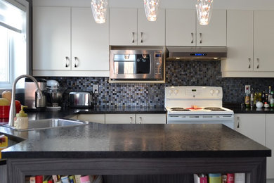 Trendy kitchen photo in Montreal