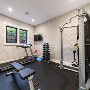 Klassischer Fitnessraum mit grauer Wandfarbe, schwarzem Boden und Tapetendecke in Vancouver