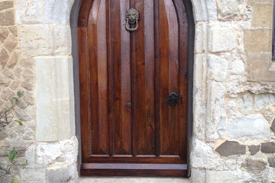ケントにあるお手頃価格の広いトラディショナルスタイルのおしゃれな玄関 (木目調のドア) の写真