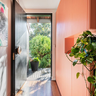 パースのコンテンポラリースタイルのおしゃれな玄関 (ピンクの壁、黒いドア) の写真