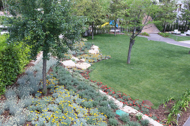 Immagine di un grande giardino minimal in primavera