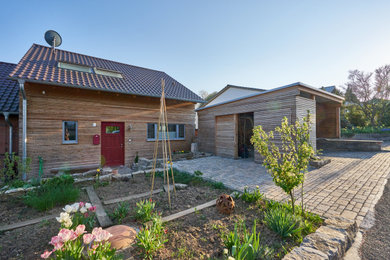 Kleines Landhaus Haus mit Satteldach, braunem Dach, Verschalung und Dachgaube in Sonstige