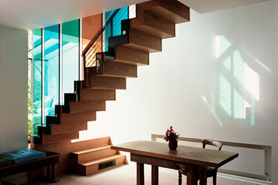 Photo of a mid-sized modern staircase in London.