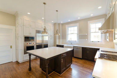 Kitchen - traditional kitchen idea in Richmond