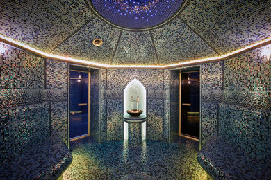 Источник вдохновения для домашнего уюта: большая ванная комната в восточном стиле с синей плиткой, стеклянной плиткой, синими стенами и полом из мозаичной плитки