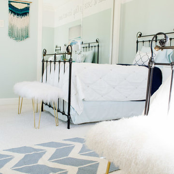Guest bedroom in navy, turquoise and white