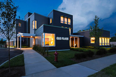 Geräumiges, Zweistöckiges Modernes Reihenhaus mit Metallfassade, grauer Fassadenfarbe und Flachdach in Burlington