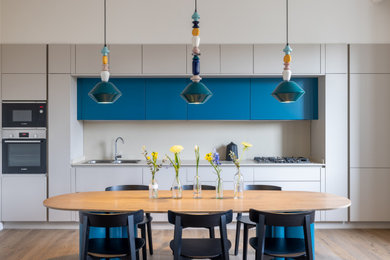Источник вдохновения для домашнего уюта: кухня в современном стиле с светлым паркетным полом