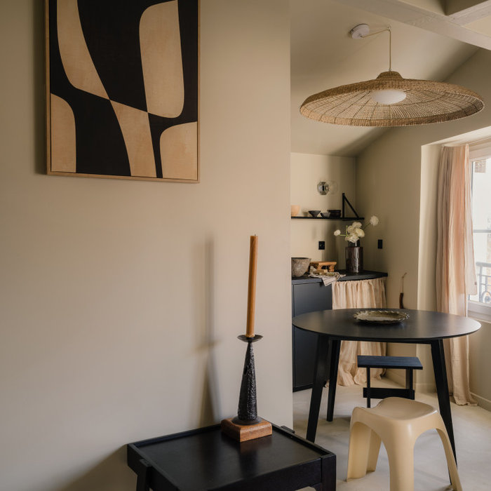 Mid-century modern dining room photo in Paris