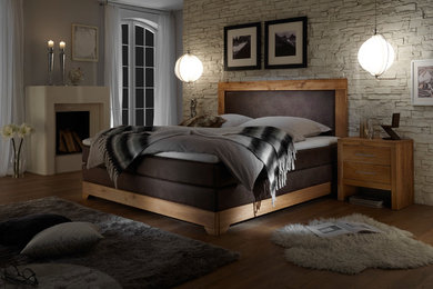 Foto de dormitorio principal tradicional de tamaño medio con paredes beige, suelo laminado y suelo marrón