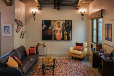 他の地域にある中くらいなサンタフェスタイルのおしゃれなLDK (ベージュの壁、テラコッタタイルの床、ベージュの床、表し梁) の写真