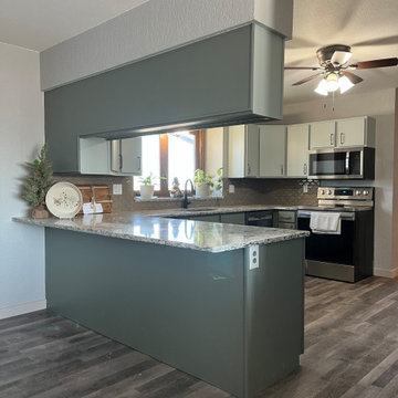 Contemporary Kitchen Remodel Done in Two-Tone Colored Cabinets