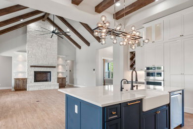Kitchen - traditional kitchen idea in Austin