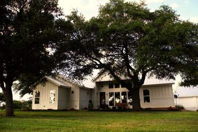 Cottage exterior home idea in Austin