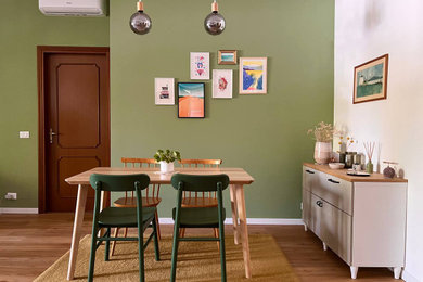 Foto di una sala da pranzo scandinava con pareti verdi e pavimento in vinile
