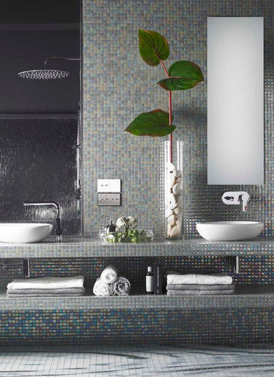 Contempor&aacute;neo Cuarto de ba&ntilde;o by Hisbalit