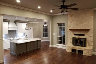 Kitchen - modern kitchen idea in Dallas