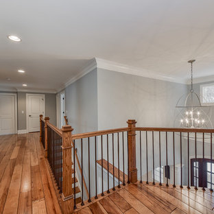 Klassisk inredning av en stor hall, med grå väggar, laminatgolv och brunt golv