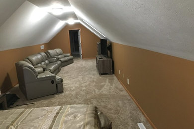 Cette photo montre une petite chambre d'enfant chic avec un mur beige et moquette.