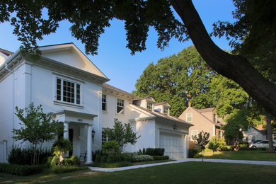 Пример оригинального дизайна: двухэтажный, белый частный загородный дом среднего размера в классическом стиле с облицовкой из цементной штукатурки, двускатной крышей и крышей из гибкой черепицы