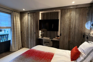 Cette image montre une chambre chalet.