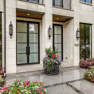 Exempel på ett klassiskt beige stenhus, med två våningar och sadeltak