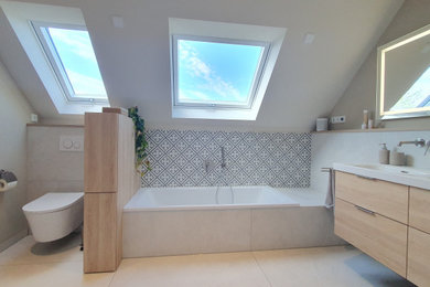 Geräumiges Country Badezimmer mit flächenbündigen Schrankfronten, hellen Holzschränken, Einbaubadewanne, bodengleicher Dusche, Wandtoilette, beigen Fliesen, Keramikfliesen, beiger Wandfarbe, Keramikboden, Wandwaschbecken, beigem Boden, Duschbank, Doppelwaschbecken und schwebendem Waschtisch in Hannover