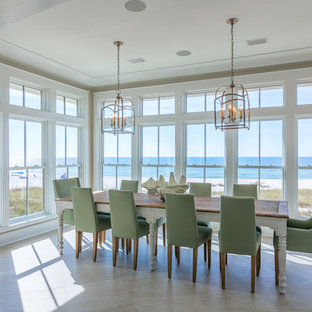 バーミングハムの広いビーチスタイルのLDKの画像 (ベージュの壁、セラミックタイルの床)