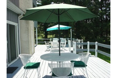 Inspiration for a contemporary deck remodel in Philadelphia