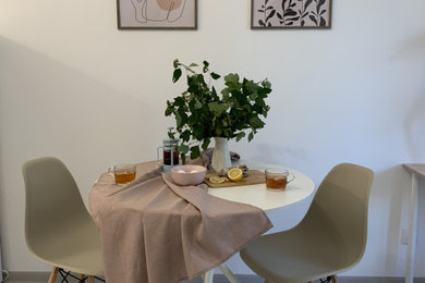 На фото: маленькая кухня в скандинавском стиле для на участке и в саду с