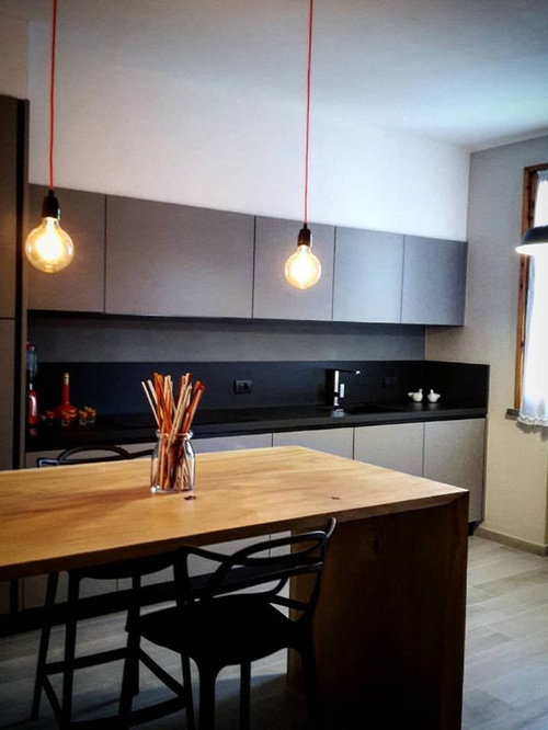 Cucina laccata con bancone in rovere Cucina laccata con bancone in rovere