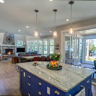 Пример оригинального дизайна: угловая кухня среднего размера в стиле кантри с кладовкой, раковиной в стиле кантри, плоскими фасадами, белыми фасадами, столешницей из гранита, белым фартуком, фартуком из плитки кабанчик, цветной техникой, полом из линолеума и островом