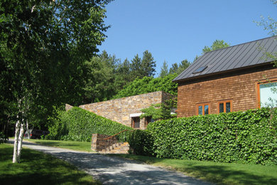 Inspiration for a traditional landscaping in Burlington.