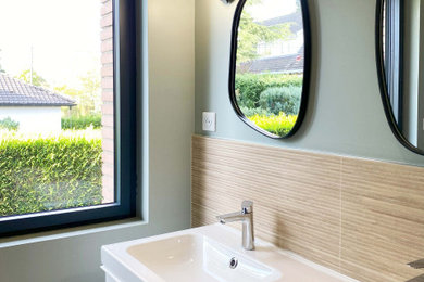 Inspiration pour une petite salle d'eau beige et blanche minimaliste avec un placard à porte plane, des portes de placard blanches, une douche à l'italienne, WC suspendus, un carrelage beige, un carrelage imitation parquet, un mur vert, un sol en carrelage de céramique, un lavabo encastré, un sol gris, une cabine de douche à porte coulissante, un plan de toilette blanc, une niche, meuble double vasque et meuble-lavabo suspendu.