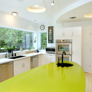 Modelo de cocina bohemia con electrodomésticos de acero inoxidable