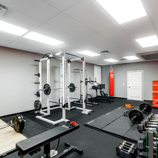 オーランドの大きいモダンスタイルのおしゃれなトレーニングルーム (グレーの壁、黒い床) の写真