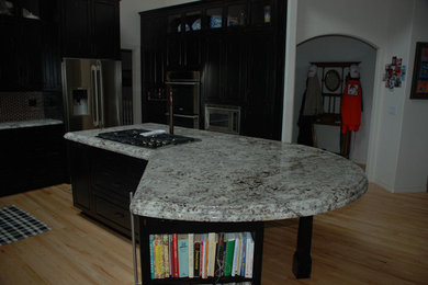 Cette image montre une cuisine avec un plan de travail en granite.