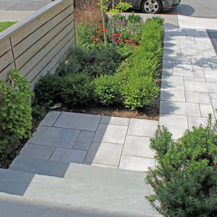 Mittelgroßer Eklektischer Vorgarten im Sommer mit Auffahrt, Gehweg, direkter Sonneneinstrahlung und Betonplatten in Toronto