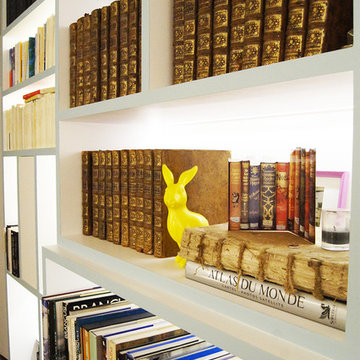 Aménagement d'une bibliothèque et d'un espace salon salle à manger.