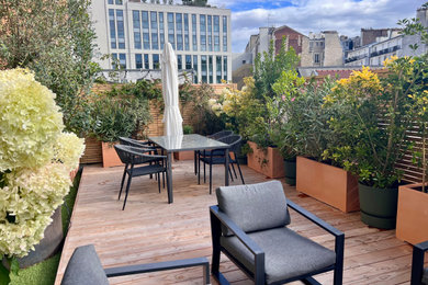 Cette image montre un toit terrasse sur le toit méditerranéen de taille moyenne avec des solutions pour vis-à-vis, aucune couverture et un garde-corps en bois.