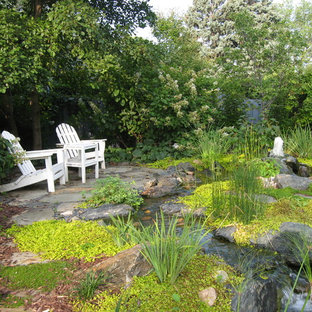 Geräumiger Eklektischer Garten im Sommer, hinter dem Haus mit Wasserspiel, direkter Sonneneinstrahlung und Mulch in Omaha